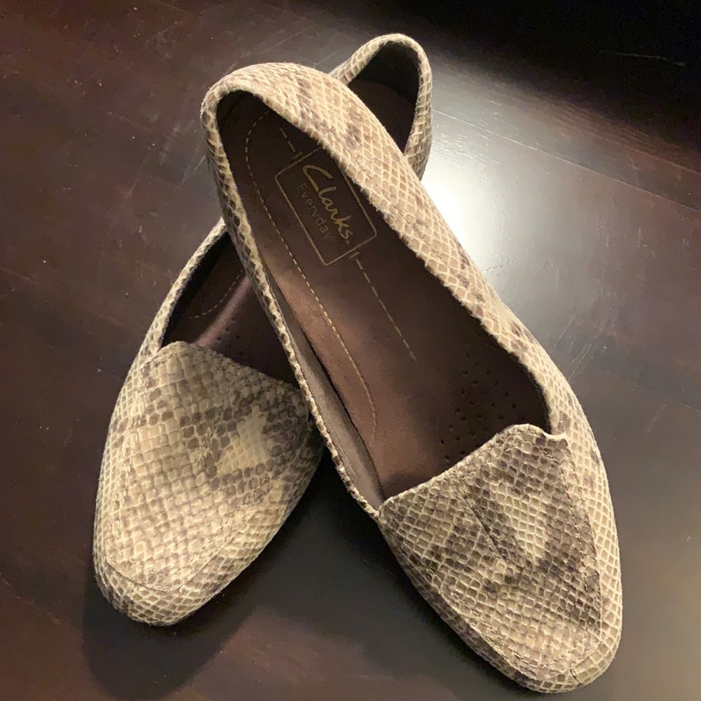Clarks leather snake print loafers. Sz 8.